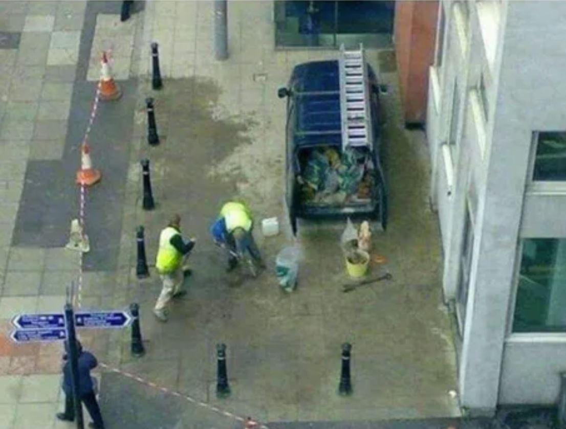 Chlapci intalovali tye, aby nemohlo na chodnku parkova iadne auto